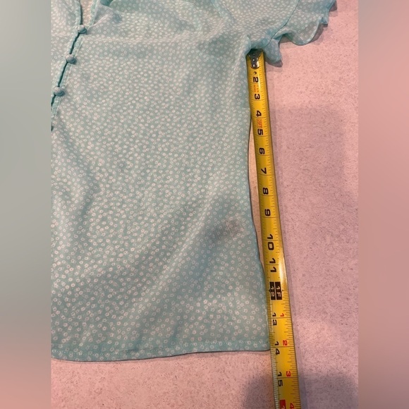 Women’s Vince Camuto Aqua and White Short Sleeve Sheer Button Front Size Medium - Picture 8 of 11